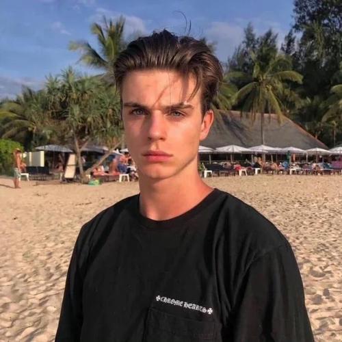 6686体育app铁牌作者Edmund